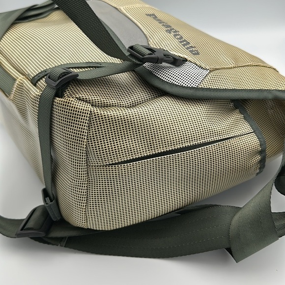 Vintage Patagonia Black Hole Messenger Laptop Bag Cross Body Green Reflective - Picture 5 of 14